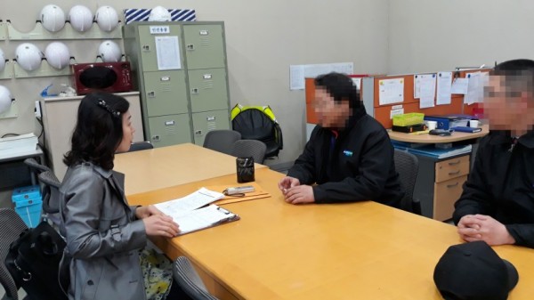 (사진) 2-2 일자리발굴단이 관내 한 기업을 방문해 상담을 하고 있다.jpg