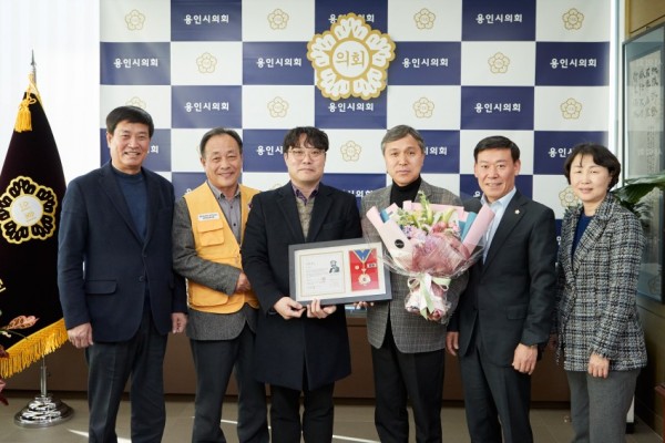 20200218 용인시의회, 대한적십자사 포장증 수여 받아(1).jpg