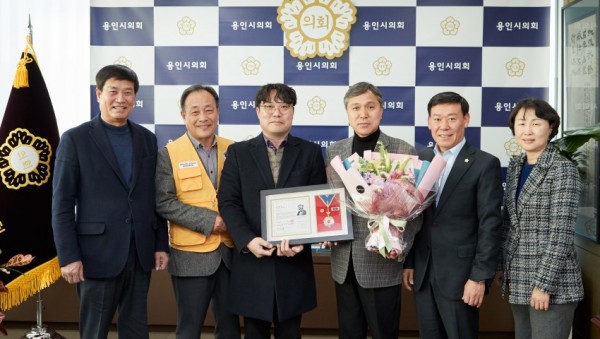 20200218 용인시의회, 대한적십자사 포장증 수여 받아(1).jpg