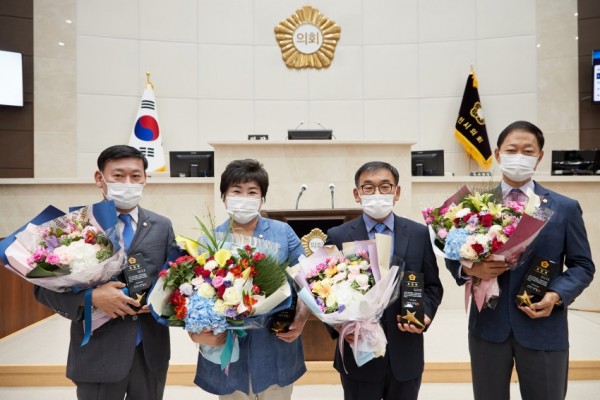 20200610 장정순·황재욱·윤재영·윤원균 의원, 제7회 의정활동 우수의원상 수상.jpg