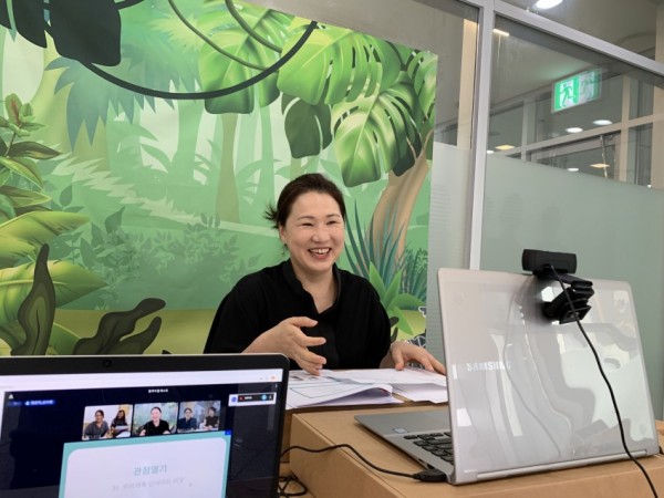 1. 온라인(원격) 교육 중인 아트러너 모습.jpg