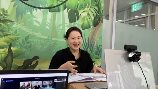 1. 온라인(원격) 교육 중인 아트러너 모습.jpg