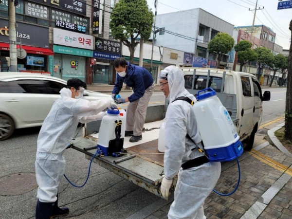 22일 신천지자원봉사단 충북지부가 코로나19 확산 방지를 위한 방역 소독 봉사를 하고 있다.(1).jpg
