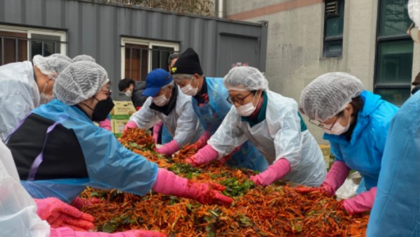 지난 14일 처인구 남사읍 새마을부녀회가 600포기의 김치를 담가 이웃나눔을 실천했다..jpg