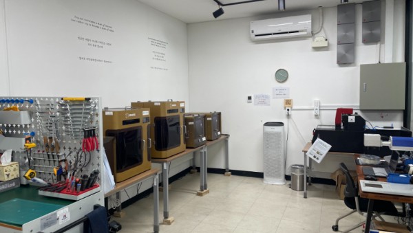 (사진1) 3D프린터 및 작업장.jpg