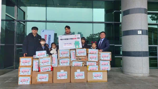 고려대 명문 태권도가 지난 17일 기흥구청에 이웃돕기 물품을 기탁했다..jpg