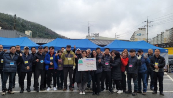 7. 용인특례시 강원향우회가 시에 이웃돕기 성금 300만원을 기탁했다..jpg