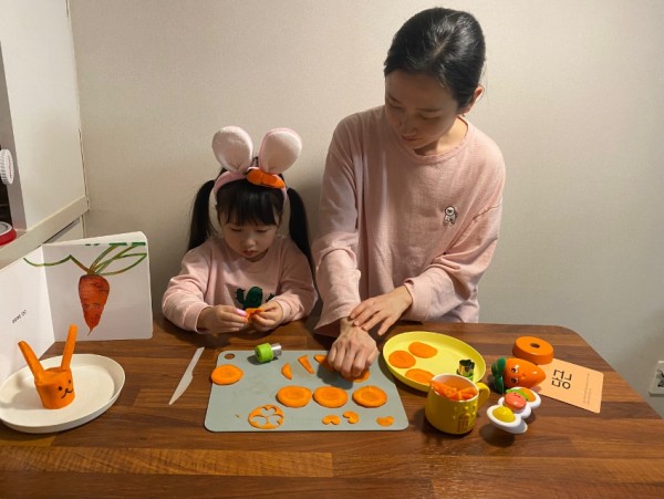 6. 용인특례시가 편식습관 개선을 위한 프로그램을 운영한다. 제공받은 뿌리채소 꾸러미를 활용하고 있는 모습..jpg