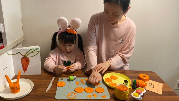 6. 용인특례시가 편식습관 개선을 위한 프로그램을 운영한다. 제공받은 뿌리채소 꾸러미를 활용하고 있는 모습..jpg