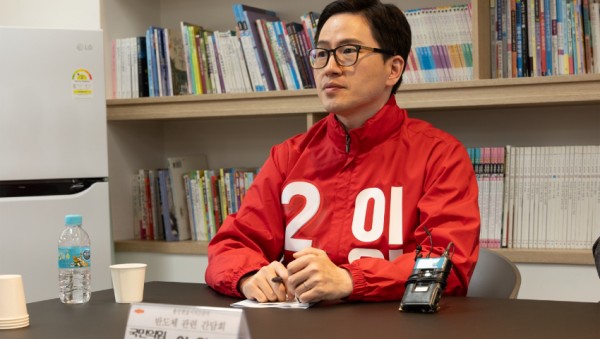 별첨1.e편한세상용인한숲시티 주민들과 간담회 진행중인 이원모 후보.jpg