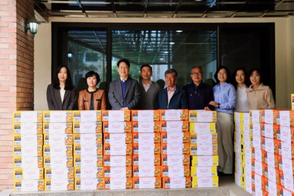 6-2. 신세계교회에서 지난 12일 신갈동 행정복지센터에 성금 529만6천원과 라면 100상자를 기탁했다..jpg