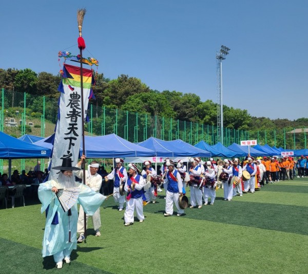 9-2. 지난 3일 백암레스피아에서 제10회 백암면민의 날 행사가 열렸다..jpg