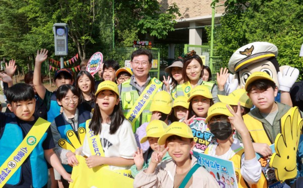 16-1. 이상일 용인특례시장이 9일 용인백현초등학교 앞에서 등굣길 안전지킴이로 깜짝 등장했다..JPG