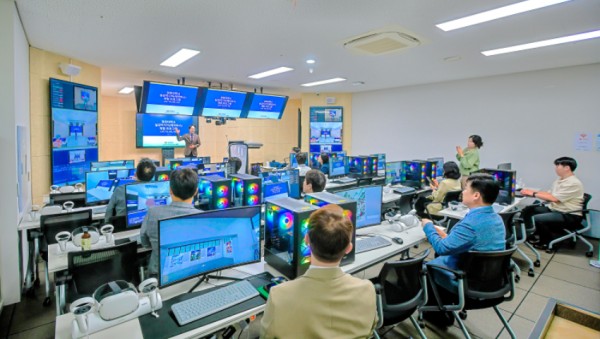 4. 용인특례시 미래기술학교 사업지인 경희대학교 메타버스 실습실에서 수강생들이 수업을 받고 있다.jpg