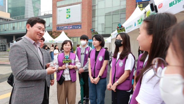 9-1. 이상일 용인특례시장이 8일 용인포은아트홀 야외광장에서 열린 환경교육박람회에 참가한 흥덕중학교 학생들을 격려하고 있다..JPG