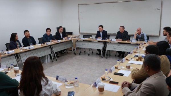 9-1. 이상일 용인특례시장이 15일 연극 _안티고네_ 관람전 주한그리스 대사관 및 각국 연극 관계자들과 간담회를 갖었다.jpg