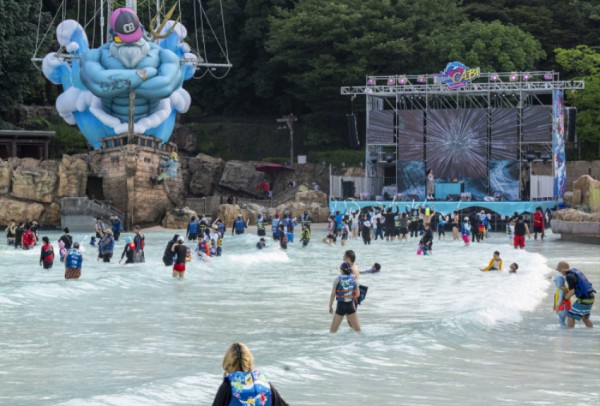 1. 캐리비안 베이_힙세이돈 시그니처 조형물과 클럽 캐비 무대가 설치된 야외 파도풀.jpg