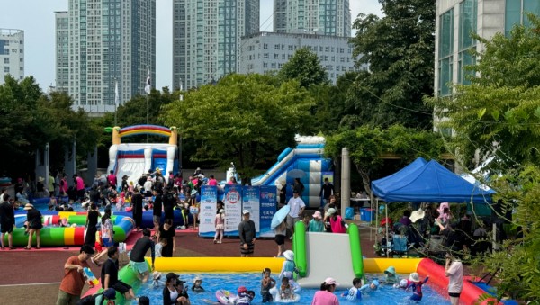 6-1. 첨벙첨벙 물놀이 행사에서 물놀이를 즐기고 있는 시민들의 모습.jpg