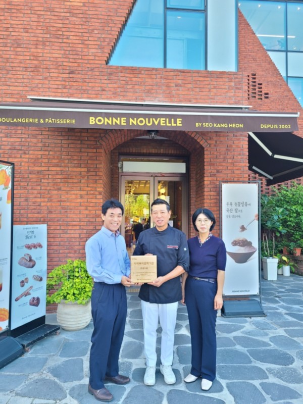 5-1. 수지구 상현1동 지역사회보장협의체는 ㈜본누벨을 지역복지협력기관으로 인증하고 현판을 전달했다.jpg