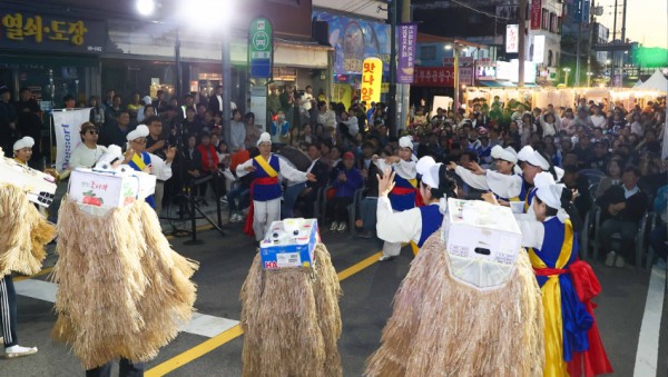 12-4. 5일 신갈동행정복지센터 일대에서 열린 신갈오거리 도시재생사업 거리축제에 마련된 문화공연 모습.jpg