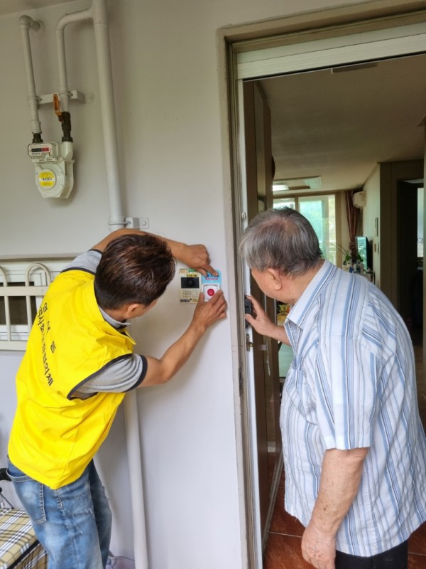 (영덕1동)영덕1동 지역사회보장협의체는 지난 10일 관내 저소득 청각장애인 30가구에 LED 초인벨 설치를 지원했다..JPG