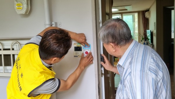 (영덕1동)영덕1동 지역사회보장협의체는 지난 10일 관내 저소득 청각장애인 30가구에 LED 초인벨 설치를 지원했다..JPG