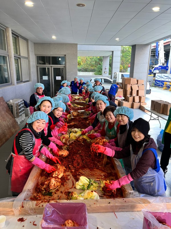 4-1. 영덕1동이 김장나눔 사랑 버무리기 행사를 열었다.(2).jpg