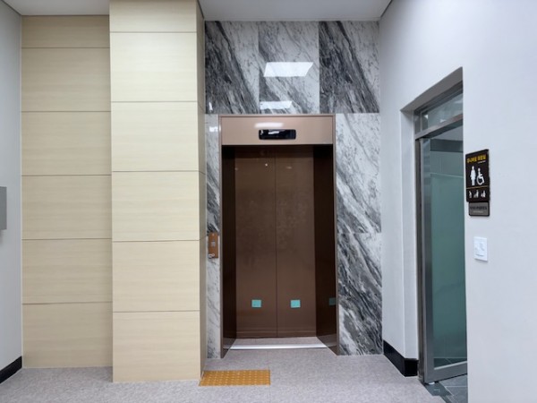 1-2. 용인특례시가 주면 편의를 위해 새로 설치한 동부동 행정복지센터 승강기.jpg