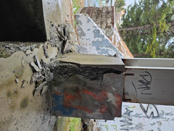 3-1. 보정 제1공영주차장 하부에 콘크리트 균열로 철근이 노출된 모습.jpg