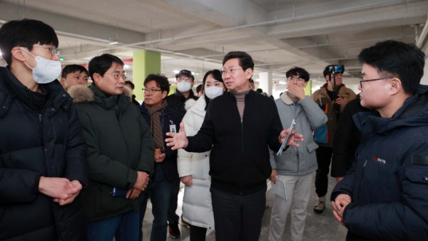 7-1. 이상일 용인특례시장이 18일 양지면 경남아너스빌 아파트 공사 현장을 방문했다..jpg