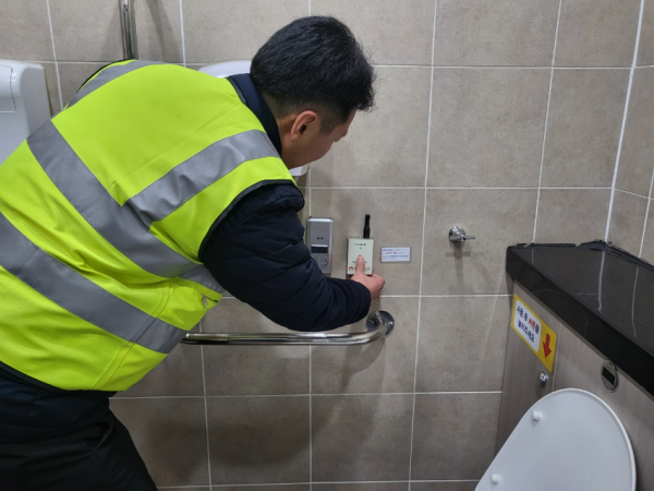 (사진5-1) 용인시 관계자가 공중화장실에 대한 편의·안전 시설 점검을 하고 있다..png