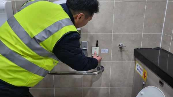 (사진5-1) 용인시 관계자가 공중화장실에 대한 편의·안전 시설 점검을 하고 있다..png
