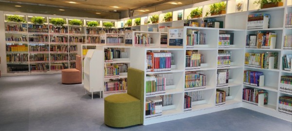 9. 용인특례시 동천도서관 어린이자료실 전경.jpeg