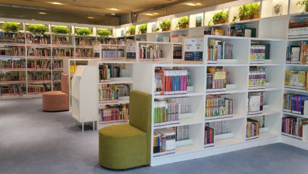 9. 용인특례시 동천도서관 어린이자료실 전경.jpeg