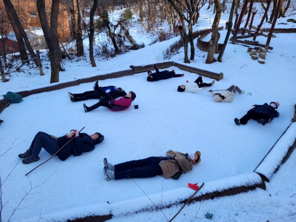 4-2. 용인산림교육센터에서 진행하는 숲 체험 프로그램 모습.jpg