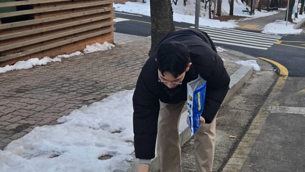 9. 용인특례시 보건소관계자가 모기 유충 방제를 위해 미생물 구제제를 하수구에 투여하고 있는 모습.jpg