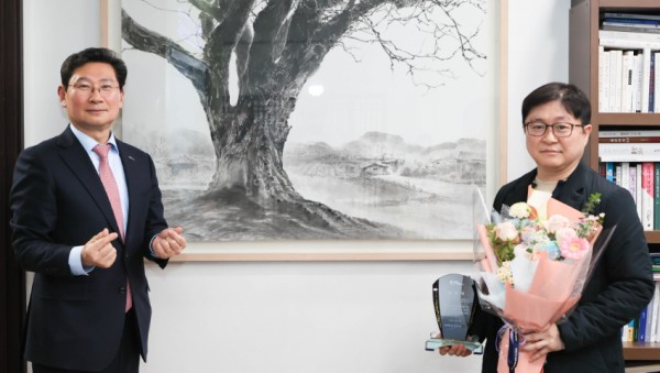 10-1. 정태균 화백 미술품 기증 감사패 전달.jpg