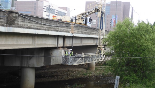 6-1. 용인특례시가 시민의 안전을 위해 도로구조물 안전점검과 성능평가를 올해까지 진행한다. (1).JPG