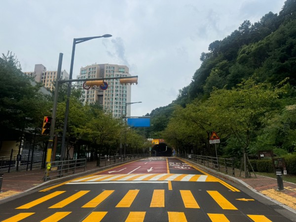 4. 용인특례시 수지구 한빛초 노란횡단보도 도색 장면 (1).jpeg