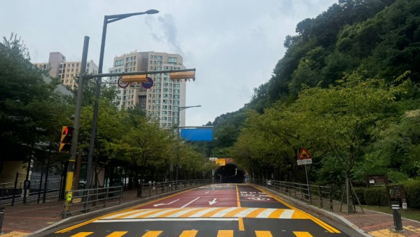 4. 용인특례시 수지구 한빛초 노란횡단보도 도색 장면 (1).jpeg