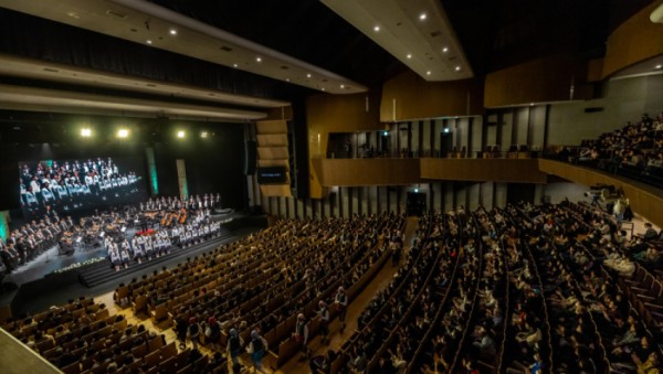 1-2. 객석을 늘리고 무대시설을 개선한 용인포은아트홀 객석 모습.jpg