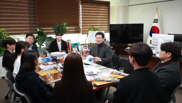 13-2. 24일 용인특례시청 시장실에서 이상일 시장이 용인학 우수학생들과 환담을 나누고 있다. (1).jpg