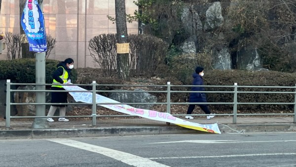 3. 불법현수막 시민수거단의 활동 모습.jpg