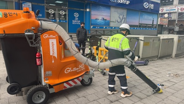 2. 용인특례시는 수지구 풍덕천동 상가밀집지역에 친환경 거리 진공청소기 1대를 배치해 시범 운영을 시작했다..jpg