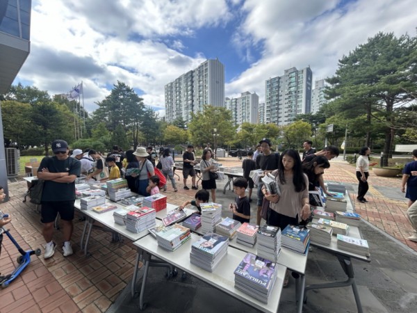 4-2. 2024년 기흥도서관 앞에서 열린 도서관주간 기념 행사.JPG