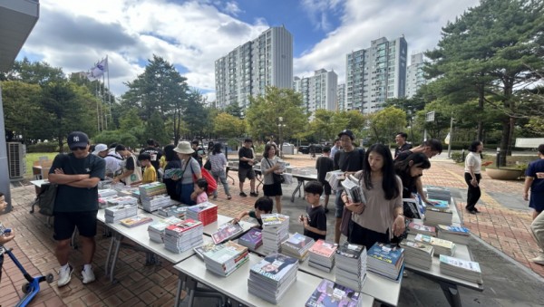 4-2. 2024년 기흥도서관 앞에서 열린 도서관주간 기념 행사.JPG