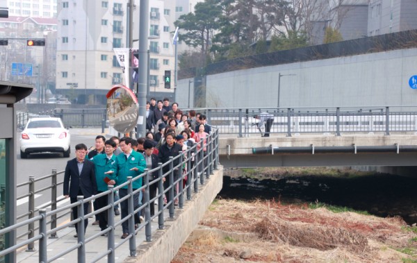 12-4 25일 이상일 용인특례시장이 마북천 산책로 설치 예정지를 현장 점검했다.JPG