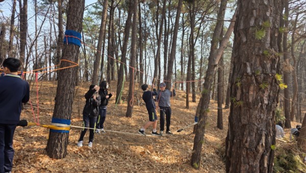 (20250324) 용인교육지원청 보도자료(용인신릉중, 숲속에서 즐기는 밧줄 놀이터 프로젝트 수업 체험) 사진1.jpg