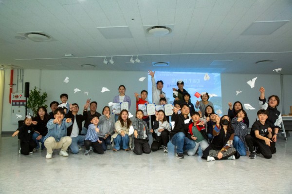 [사진자료] 종이비행기놀이.jpeg