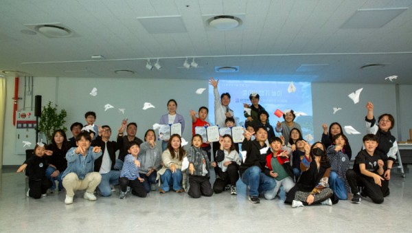 [사진자료] 종이비행기놀이.jpeg